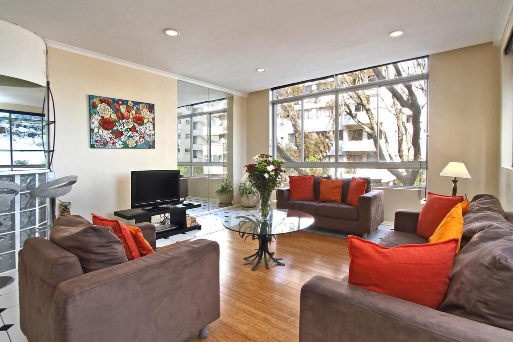 Berkeley Square Apartment *